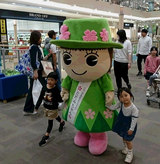 子供たちと写真を撮るとだみちゃんの写真