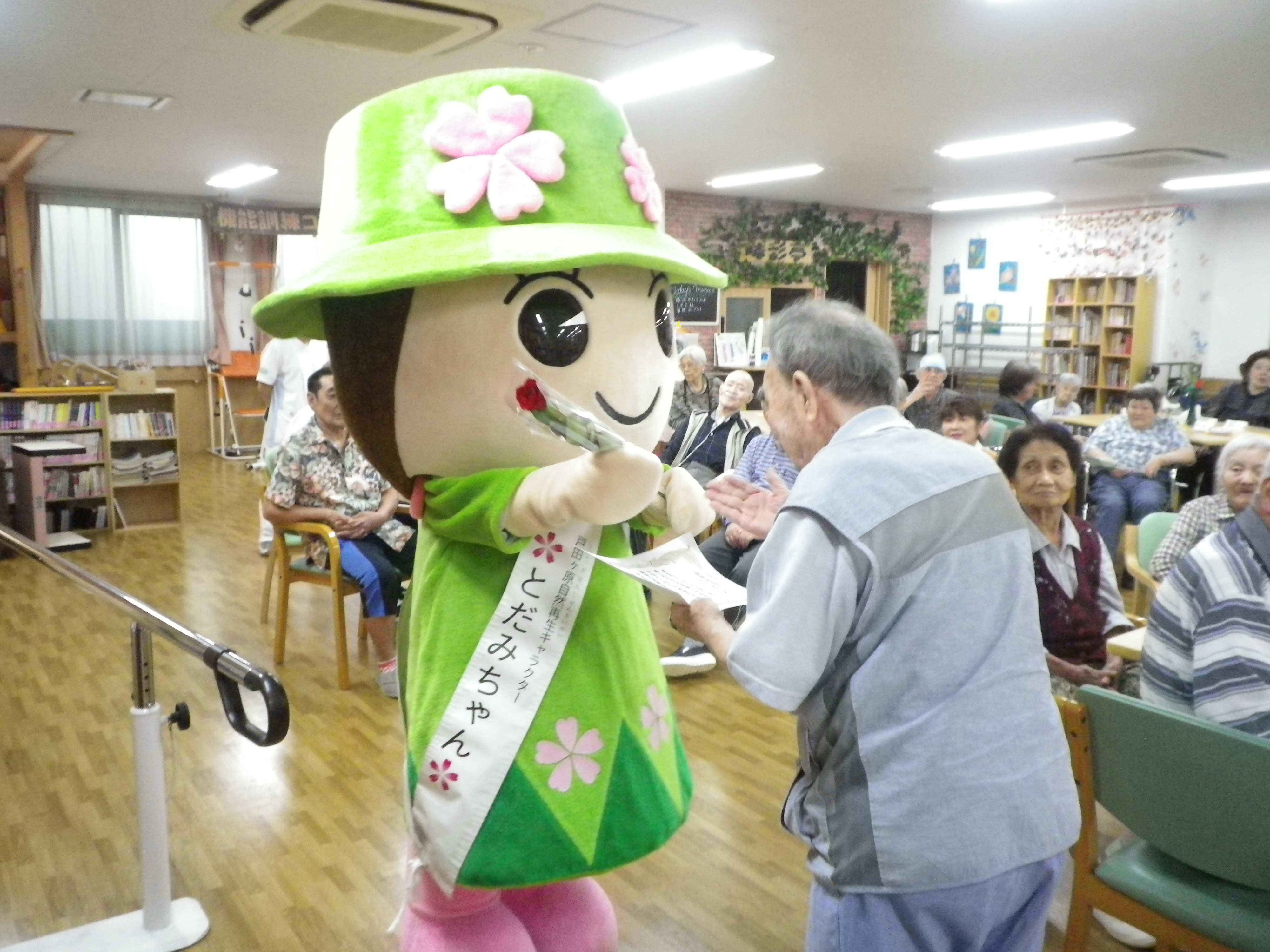 お花を進呈するとだみちゃんの写真