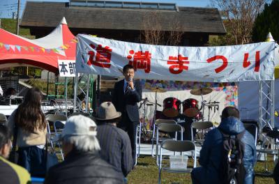 道満まつりで挨拶する市長