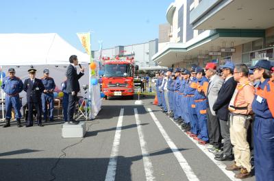 消防フェアで挨拶する市長