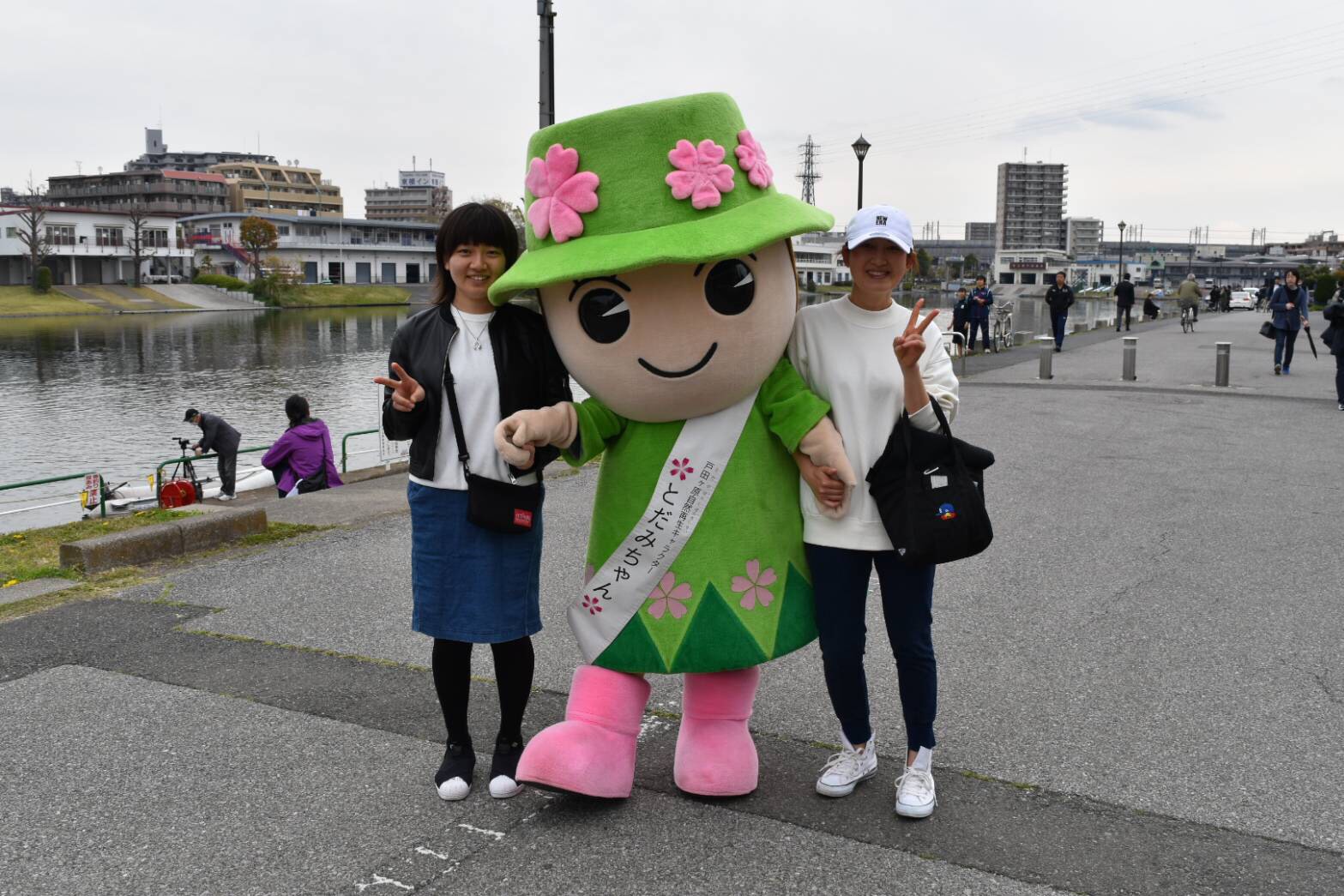 とだみちゃんと記念撮影の写真