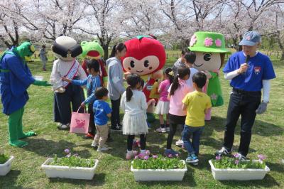 戸田キャラと子どもたちの写真