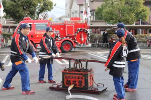 出初式での機能別消防団員による放水の写真