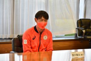 報告会の様子（荒川選手）