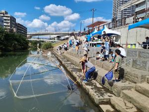 魚釣りを体験している写真