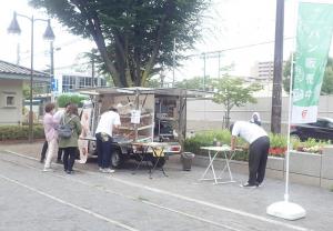 社会実験の東町公園パン販売の写真