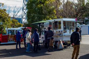 キッチンカーフェスの会場の写真