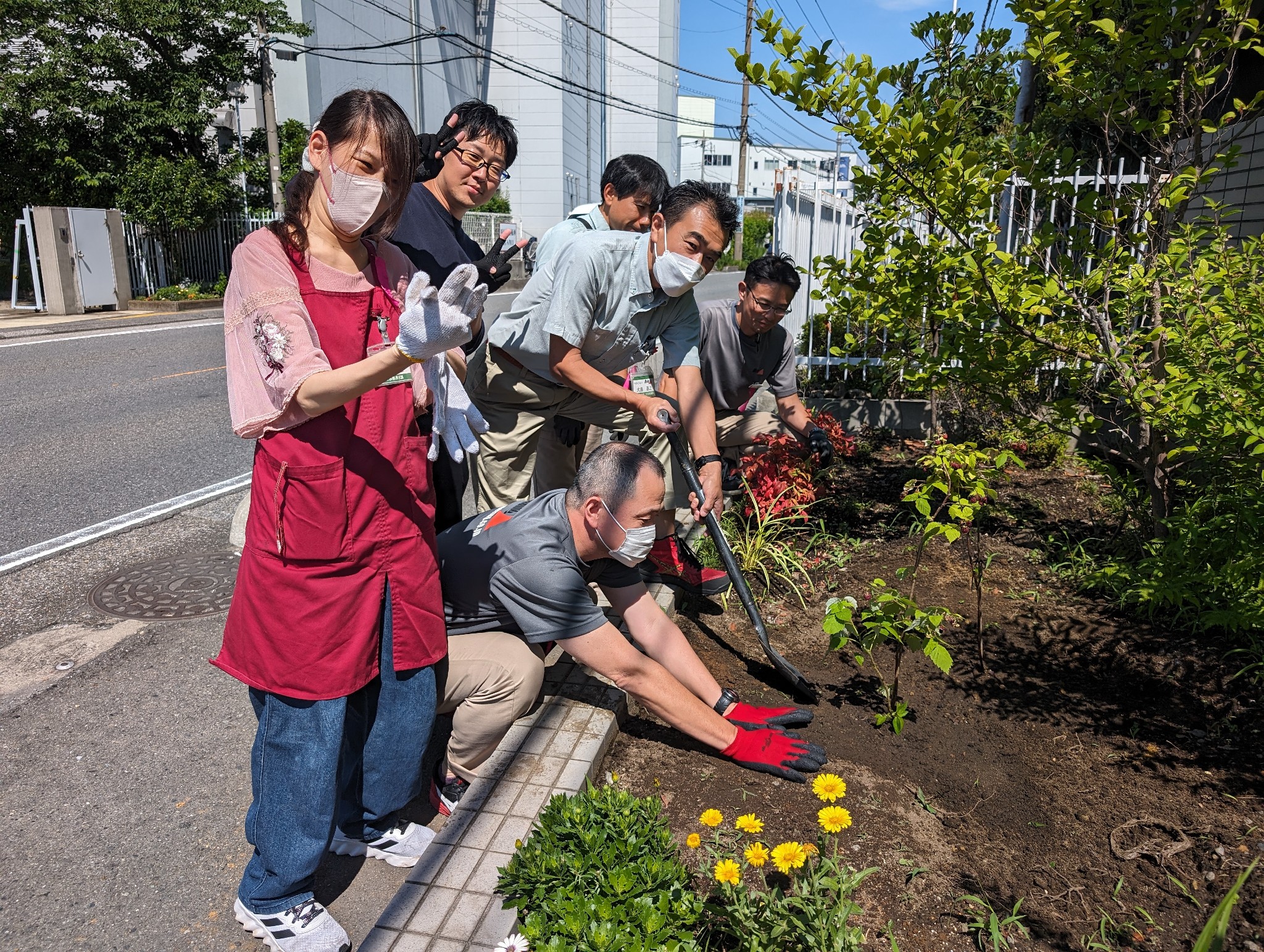 ムービング車両チームの植樹写真