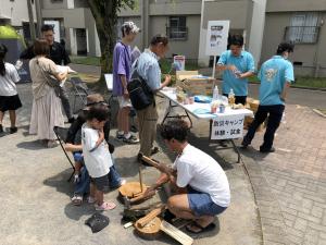 防災設備を利用した軽食が振る舞われる様子の写真