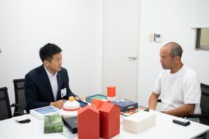 市長と代表取締役が会話している様子