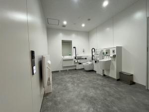 庁舎5階多目的トイレ内部の様子。ユニバーサルシート、ベビーチェア、フィッテイングボード、オストメイト対応設備を備えております。