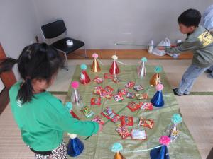 とだっこあそびのひろばでお菓子釣りをする子どもたち