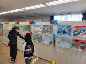 地元の小・中学校の作品展示の様子