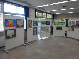 新曽中学校絵画展示の様子