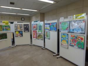 新曽小学校絵画展示の様子