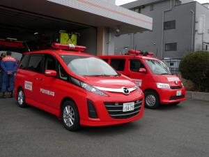 出動する車両２台