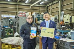市長と社長の記念写真