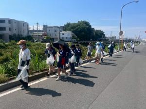 笹目川のゴミ清掃をしている様子