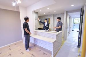 市長がリフォーム現場を見学している様子