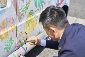市長が車にペイントしている様子