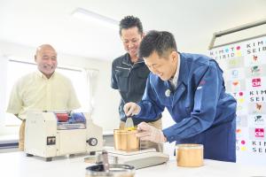 インキの調合を体験する市長の画像