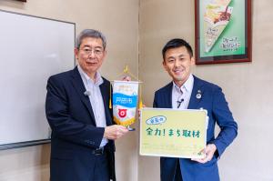 市長と岡本さんの記念写真